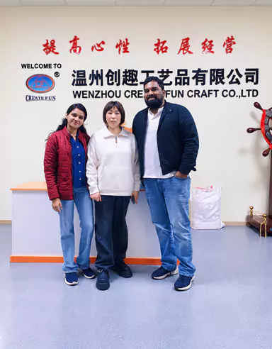 ဝယ်သူများသည် Wenzhou Create Fun Craft Co., Ltd. စက်ရုံဆိုက်ကို ကြည့်ရှုစစ်ဆေးခဲ့သည်။